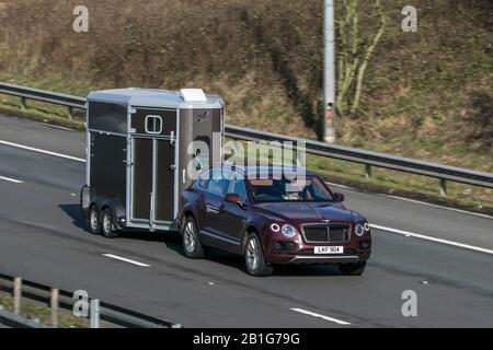 2008 Red Bentley Bentayga V8 D Auto; Fahren auf der Autobahn M6 in der Nähe von Preston in Lancashire, Großbritannien Stockfoto