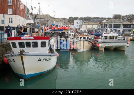Padstow, Cornwall, England, 21. Februar 2020, kleine Boote und Fischereifahrzeuge befinden sich im Hafen. Stockfoto