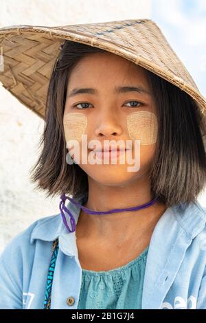 Junges Mädchen im traditionellen Hut posiert in Mya Thein Tan oder Hsinbyume Pagode, Mingun, Mandalay Region, Myanmar Stockfoto