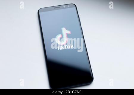 Ukraine, Kiew - 22. Dezember 2019: Tik Tok Logo auf dem Telefonbildschirm. Anwendung zum Erstellen kurzer Videos. Stockfoto