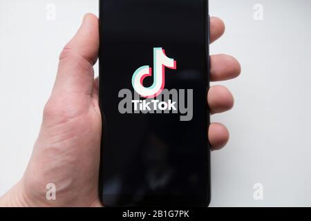 Ukraine, Kiew - 22. Dezember 2019: Tik Tok Logo auf dem Telefonbildschirm. Anwendung zum Erstellen kurzer Videos. Stockfoto