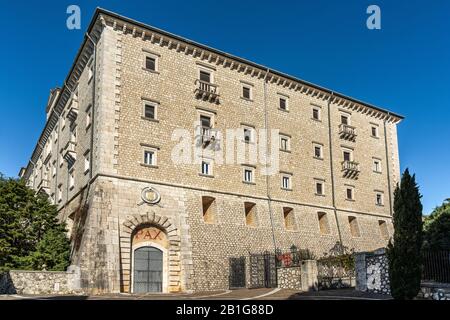 Das Gebäude von ihm baut die Montecassino Abbey auf dem Hügel in Italien wieder auf, die während des zweiten Weltkriegs zerstört wurde Stockfoto