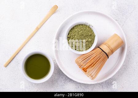 Matcha-Tee und Bambuswirbeln Stockfoto