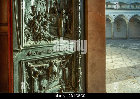 Basilika von Montecassino, Detail der Flachreliefs des Portals durch ein grasendes Licht beleuchtet. Cassino, Provinz Frosinone, Latium, Italien, Europ Stockfoto