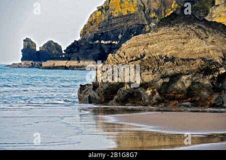 Blick auf die Küste nach Norden entlang der Küste, wo sie auf die felsige Felswand von Penbryn Beach Cardigan Bay West Wales trifft. Stockfoto