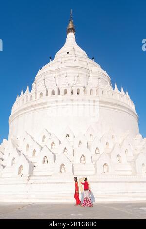 Weibliche birmanische Touristen in der Hsinbyume Pagode, Mingun, Mandalay Region, Myanmar Stockfoto