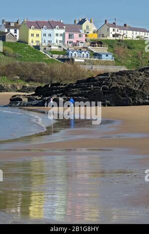 Aberporth Strand mit kolouen Reflexionen von Berghütten an seinem sandigen, blauen Flaggenstrand. Aberporth ist ein kleines walisisches Küstendorf, das liegt Stockfoto