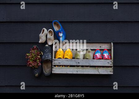 Zaanse Schans, Niederlande - 20. Januar 2020: Alte traditionelle handgefertigte, dekorierte holländische Holzklöckchen mit Pflanzen im museumskomplexen Dorf Stockfoto