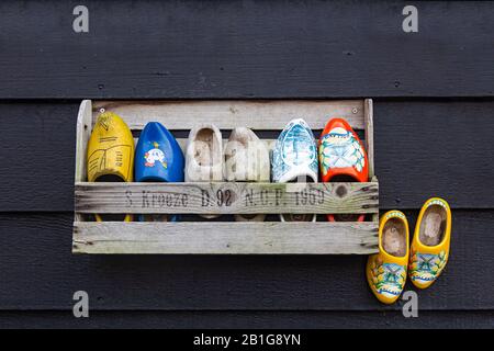 Zaanse Schans, Niederlande - 20. Januar 2020: Alte traditionelle handgefertigte, dekorierte holländische Holzklöckchen mit Pflanzen im museumskomplexen Dorf Stockfoto