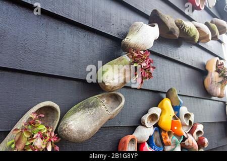 Zaanse Schans, Niederlande - 20. Januar 2020: Alte traditionelle handgefertigte, dekorierte holländische Holzklöckchen mit Pflanzen im museumskomplexen Dorf Stockfoto