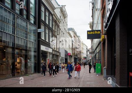 Blick auf die Menschen, die auf der Kalverstraat Straße laufen, die eine der Haupteinkaufsstraßen in Amsterdam ist. Stockfoto