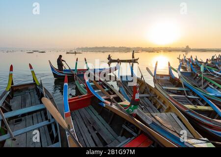 Traditionelle Fischerboote und Fischer auf dem Taung Tha Man Lake, Amarapura, Mandalay Region, Myanmar Stockfoto