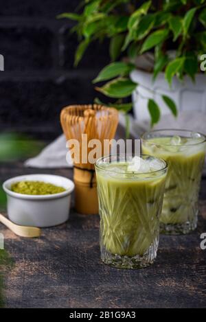 Kalter Matcha-Tee mit Milch und Eis Stockfoto