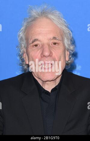 Der amerikanische Filmemacher Abel Ferrara besucht die Fotocall für Sibirien während der 70. Internationalen Filmfestspiele in Berlin. © Paul Treadway Stockfoto