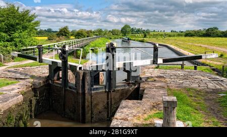 Alrewas Lock am Trent and Mersey Canal bei Alrewas, als es in Staffordshire in den Fluss Trent mündet, England, Großbritannien Stockfoto