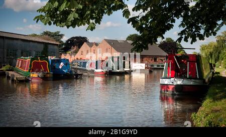 Vertäute Schmalboote auf Pontonstegen in Shardlow am Trent and Mersey Canal, England, Großbritannien, Nottinghamshire Stockfoto