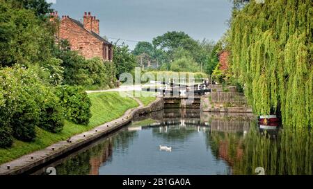 Reflexionen über den Kanal bei Shardlow Lock am Trent and Mersey Canal, Shardlow, England, Großbritannien, Nottinghamshire Stockfoto