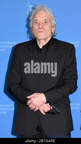 Der amerikanische Filmemacher Abel Ferrara besucht die Fotocall für Sibirien während der 70. Internationalen Filmfestspiele in Berlin. © Paul Treadway Stockfoto