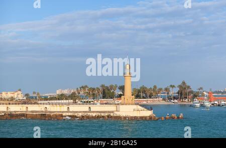 Montazah Strandlandschaft mit Leuchtturmturm auf einem Wellenbrecher. Alexandria, Ägypten Stockfoto