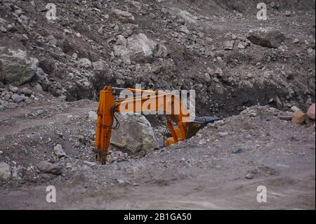 Bagger gräbt in den Bergen Stockfoto