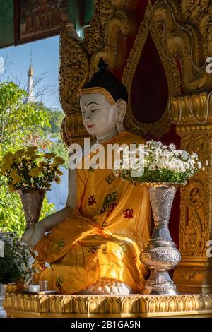 Sitzende Buddha-Statue in der Pahtodawgyi Pagode, Amarapura, Mandalay Region, Myanmar Stockfoto