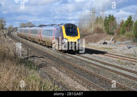 Ein 5-Wagens Arriva Crosscountry Super Voyager Class 221 auf 1V56 07:48 Glasgow Central nach Plymouth, das Elford am 25. Februar 2020 passiert Stockfoto