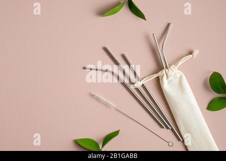 Wiederverwendbare Trinkhalme aus Edelstahl mit Etui. Flache Lage, Draufsicht. Kein Abfall, Kunststofffreies Konzept. Nachhaltiger Lebensstil. Stockfoto