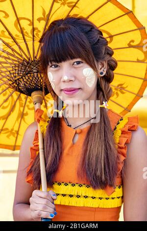 Birmanische Schönheit im Maha Sandar Mahi Paya, Amarapura, Mandalay Region, Myanmar Stockfoto