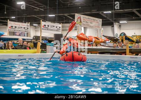 TORONTO, ONTARIO, KANADA - 22. FEBRUAR 2020: DIE MENSCHEN BESUCHEN DIE ABENTEUER- UND REISESHOW IM INTERNATIONALEN ZENTRUM. Stockfoto