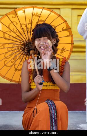 Birmanische Schönheit im Maha Sandar Mahi Paya, Amarapura, Mandalay Region, Myanmar Stockfoto