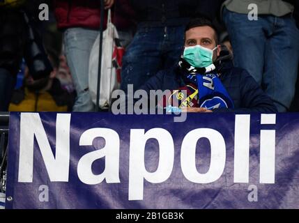 Neapel, Italien. Februar 2020. Napoli, Fans mit Masken aus Angst vor Ansteckung aus Coronavirus im San Paolo Stadion in Neapel beim Champions-League-Spiel Napoli Barcelona. 25/02/2020, Neapel, Italien Kredit: Unabhängige Fotoagentur Srl/Alamy Live News Stockfoto