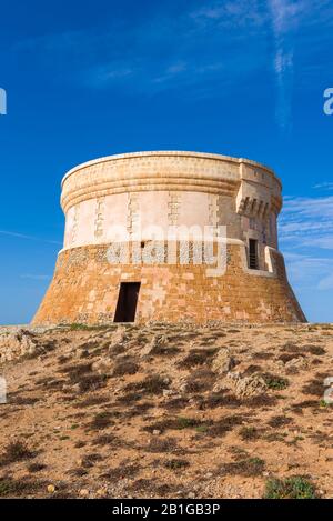 Torre de Fornells, Küsten- Turm am Eingang zum Hafen von Fornells zu schützen. Menorca, Spanien Stockfoto