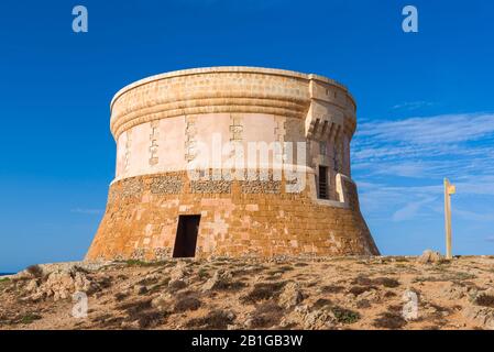 Torre de Fornells, Küsten- Turm am Eingang zum Hafen von Fornells zu schützen. Menorca, Spanien Stockfoto