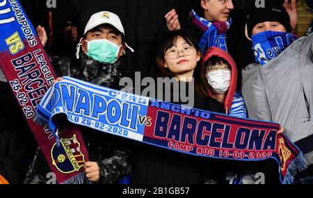 Neapel, Italien. Februar 2020. Napoli, Fans mit Masken aus Angst vor Ansteckung aus Coronavirus im San Paolo Stadion in Neapel beim Champions-League-Spiel Napoli Barcelona. 25/02/2020, Neapel, Italien Kredit: Unabhängige Fotoagentur Srl/Alamy Live News Stockfoto