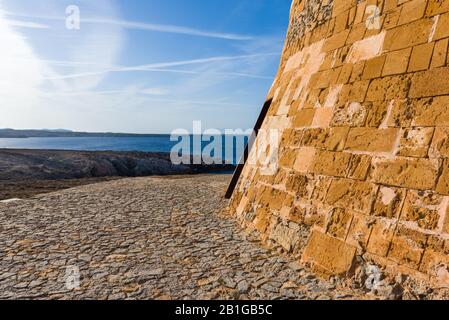 Blick auf das Meer vom Torre de Fornells, Küstenschutzturm zur Bewachung der Einfahrt zum Hafen von Fornells. Menorca, Spanien Stockfoto