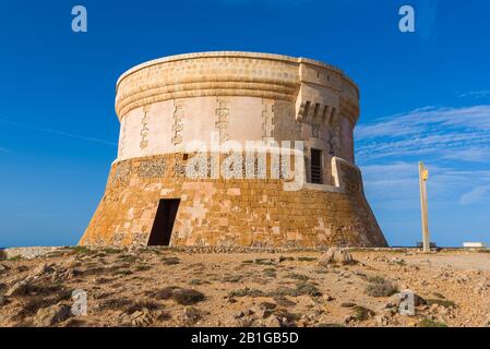 Torre de Fornells, Küsten- Turm am Eingang zum Hafen von Fornells zu schützen. Menorca, Spanien Stockfoto