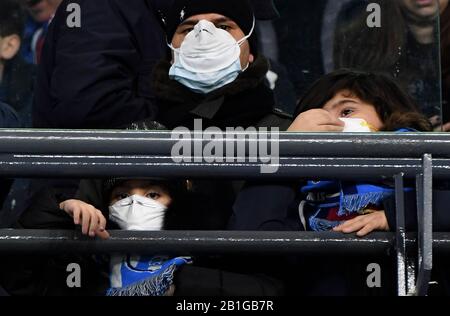 Neapel, Italien. Februar 2020. Napoli, Fans mit Masken aus Angst vor Ansteckung aus Coronavirus im San Paolo Stadion in Neapel beim Champions-League-Spiel Napoli Barcelona. 25/02/2020, Neapel, Italien Kredit: Unabhängige Fotoagentur Srl/Alamy Live News Stockfoto