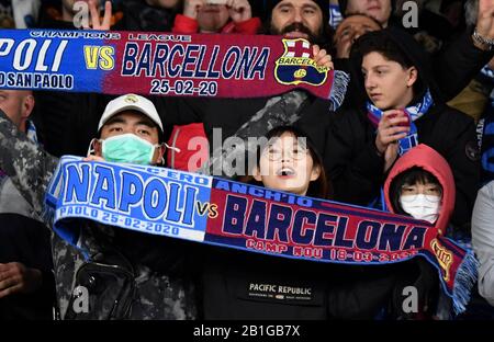 Neapel, Italien. Februar 2020. Napoli, Fans mit Masken aus Angst vor Ansteckung aus Coronavirus im San Paolo Stadion in Neapel beim Champions-League-Spiel Napoli Barcelona. 25/02/2020, Neapel, Italien Kredit: Unabhängige Fotoagentur Srl/Alamy Live News Stockfoto