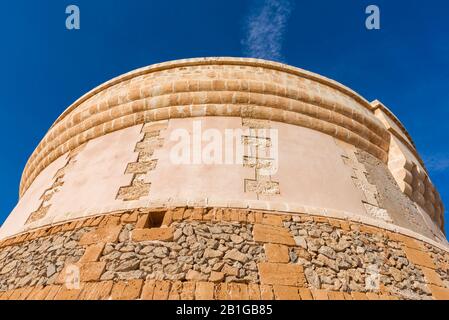 Architektonische Details von Torre de Fornells, Küstenverteidigungsturm zur Bewachung der Einfahrt zum Hafen von Fornells. Menorca, Spanien Stockfoto