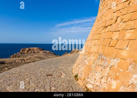 Blick auf das Meer vom Torre de Fornells, Küstenschutzturm zur Bewachung der Einfahrt zum Hafen von Fornells. Menorca, Spanien Stockfoto