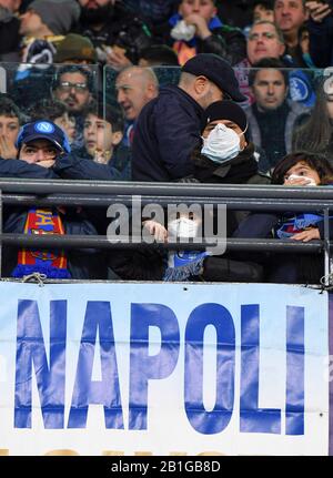 Neapel, Italien. Februar 2020. Napoli, Fans mit Masken aus Angst vor Ansteckung aus Coronavirus im San Paolo Stadion in Neapel beim Champions-League-Spiel Napoli Barcelona. 25/02/2020, Neapel, Italien Kredit: Unabhängige Fotoagentur Srl/Alamy Live News Stockfoto