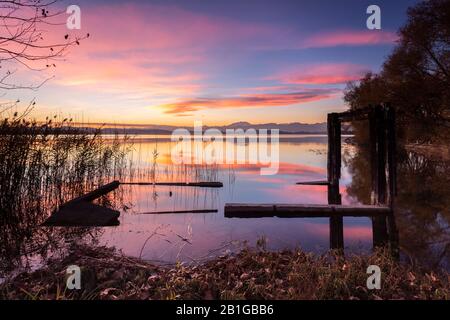 Der Monte Rosa und der Rest eines alten Bootshauses, das sich auf dem Varesee widerspiegelt. Stockfoto