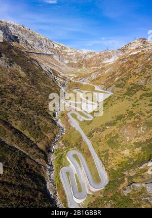 Luftbild der Straße Tremola San Gottardo, dem längsten Straßendenkmal der Schweiz, das im Inventar der historischen Schweizer Straßen aufgeführt ist. Stockfoto