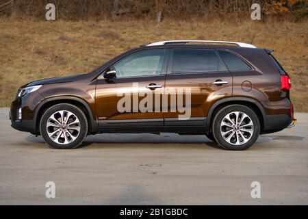 Kia Sorento Platinum Equipment, Facelift Model, Jahr 2014, mocca braun metallic color. geländewagen der 4x4-Familie isoliert auf einem leeren Parkplatz, Fotosession Stockfoto