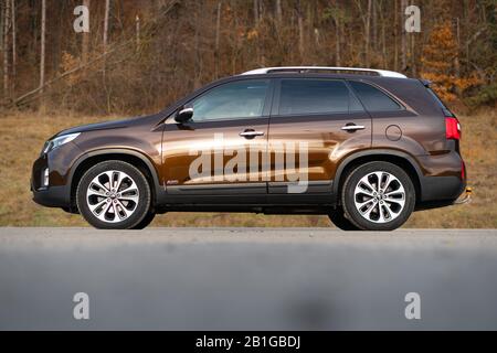 Kia Sorento Platinum Equipment, Facelift Model, Jahr 2014, mocca braun metallic color. geländewagen der 4x4-Familie isoliert auf einem leeren Parkplatz, Fotosession Stockfoto