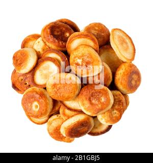 Dicke Pfannkuchen, russische Oladyi-Draufsicht, herausgeschnitten. Stapel leckerer Pfannkuchen auf weißem Hintergrund. Gebratene, einfarbige Pfannkuchen. Stockfoto