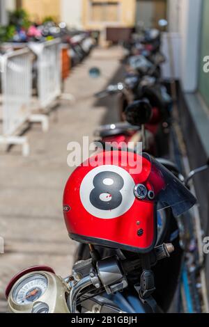 Ein 8-Ball Pool Ball Crashhelm-Design am Lenker eines Moped zum Mieten in patong, phuket, thailand, asien. Stockfoto