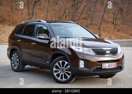 Kia Sorento Platinum Equipment, Facelift Model, Jahr 2014, mocca braun metallic color. geländewagen der 4x4-Familie isoliert auf einem leeren Parkplatz, Fotosession Stockfoto