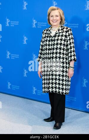 Hillary Rodham Clinton posiert auf der HILLARY Photocall während der 70. Internationalen Filmfestspiele Berlin (Berlinale) am Dienstag, 25. Februar 2020 im Grand Hyatt Hotel, Potsdamer Platz, Berlin. Abgebildet: Hillary Clinton. Bild nach Gutschrift: Julie Edwards/Alamy Live News Stockfoto