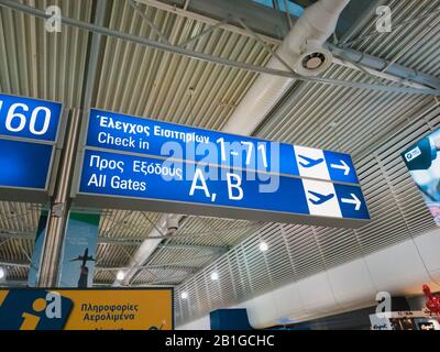 Athen, Griechenland - Februar 11 2020: Internationaler Flughafen Athen Eleftherios Venizelos. Eine Informationstafel für Passagiere, Richtungsschild zu den Toren Stockfoto